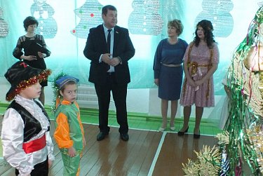 Новогодние подарки от депутатов  